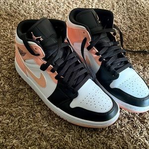 jordan 1 arctic orange mid *light wear* great condition * box in bad condition*